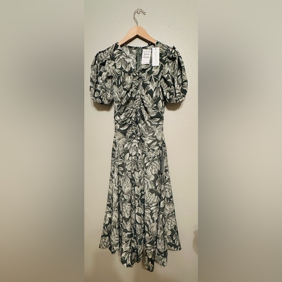 NWT Moon River Floral Gathered Puff Sleeve Dress
Size M more like a Size Small - Picture 5 of 9